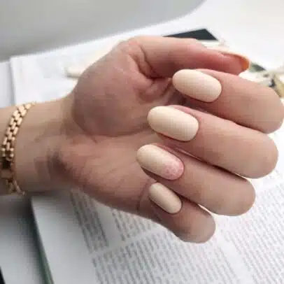 PANTONE-Pearled Ivory nagels design